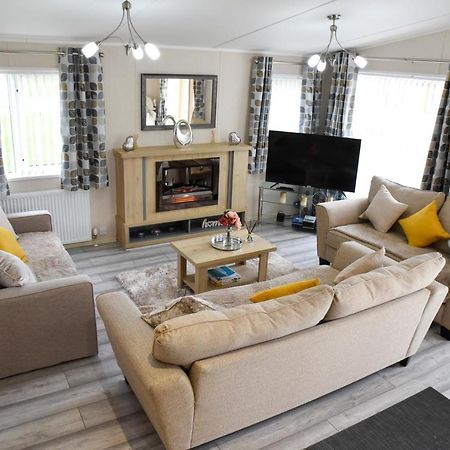 Rowan Lodge With Hot Tub Malton Extérieur photo