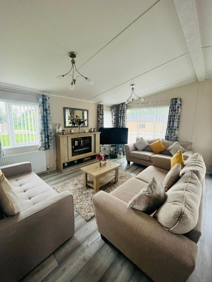 Rowan Lodge With Hot Tub Malton Extérieur photo