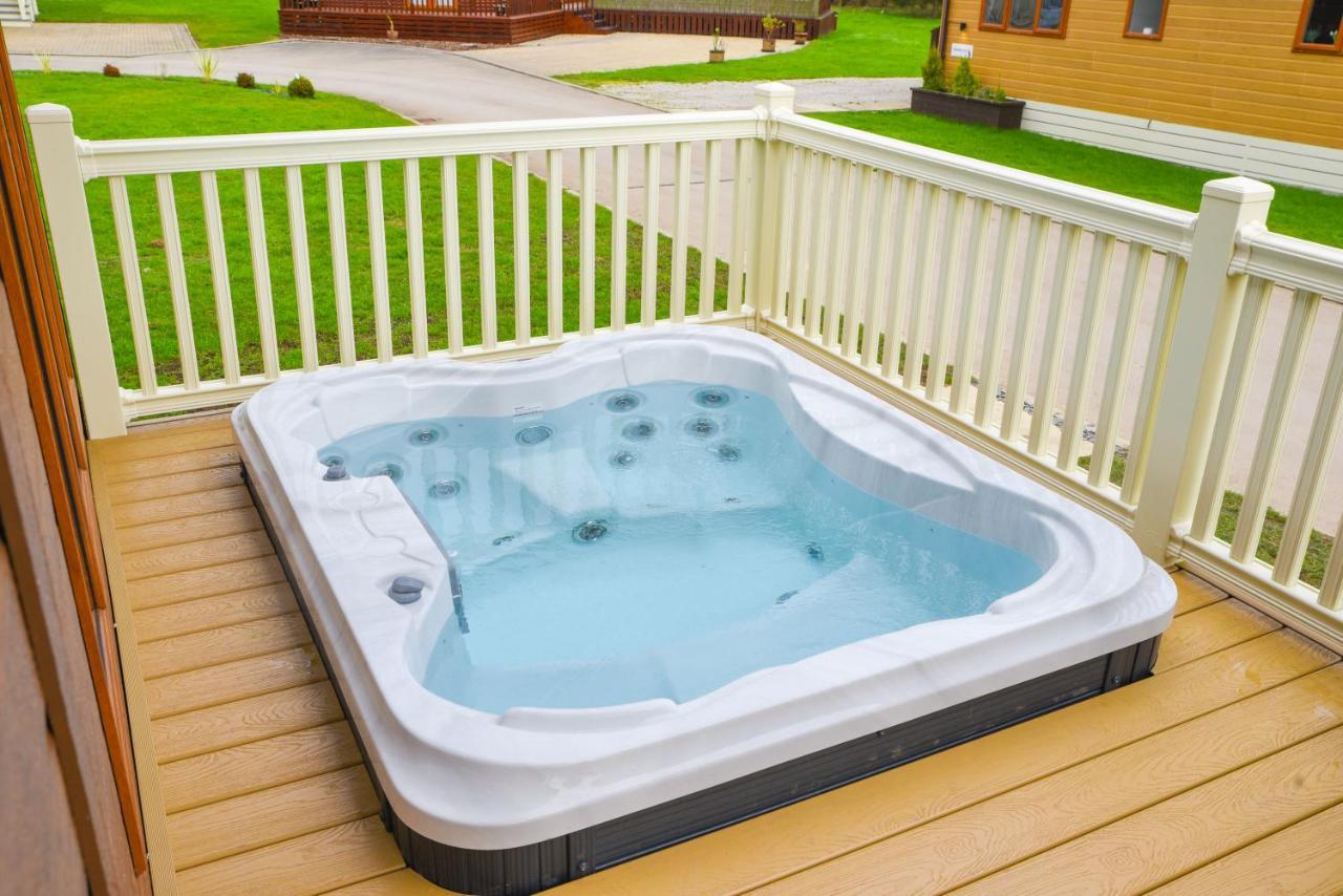 Rowan Lodge With Hot Tub Malton Extérieur photo